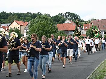 Ein Festumzug, begleitet von den Steinacher Musikanten, führte zur Bogenwiese in Hohn, wo die neue Fahne des Schützenverein "Hubertus" Hohn gesegnet wurde. Gabriele Sell