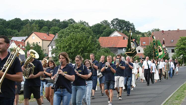 Ein Festumzug, begleitet von den Steinacher Musikanten, führte zur Bogenwiese in Hohn, wo die neue Fahne des Schützenverein "Hubertus" Hohn gesegnet wurde. Gabriele Sell