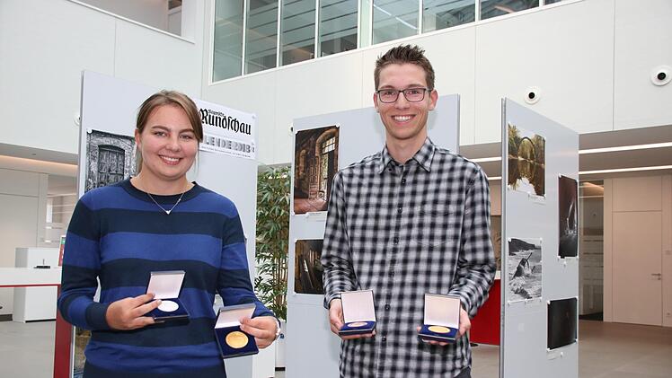 So sehen Sieger aus: Nadja Gredlein (20 Jahre) und Nicolas Landgraf (18) holten sich Goldmedaillen und viele weitere Preise. Viele junge Fotografen nutzen die "Blende", um ihr Können zu zeigen Foto: Dagmar Besand