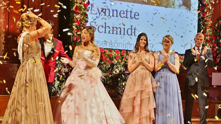 Im Goldregen: (von links) Rosenkönigin 2018 Franziska Koch, die neue Rosenkönigin Lynette Schmidt,         Rosenprinzessinnen Dana Rüttger und Isabell Voll.Werner Vogel