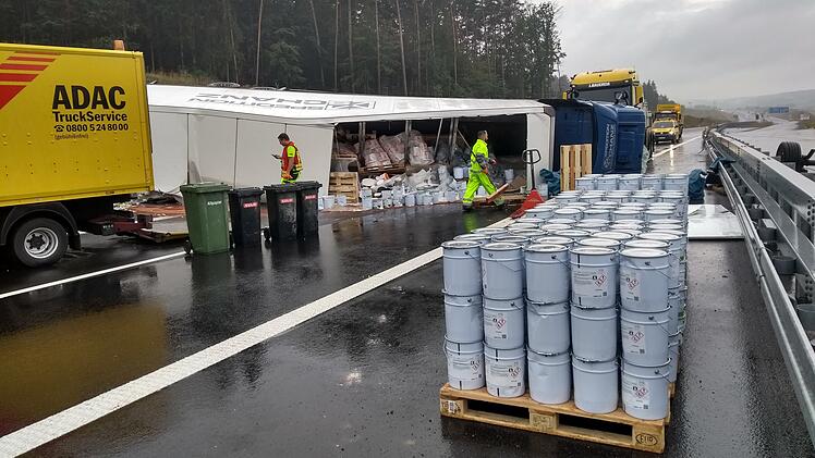 Am Mittwochmorgen kippte ein mit Farbe beladener Lkw auf der A 3 bei Geiselwind um. Die Autobahn in Richtung N&uuml;rnberg musste voll gesperrt werden.