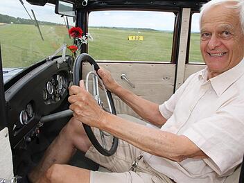 Sichtlich stolz sitzt Curt Heumann am Steuer seines Oldtimers.  Foto: Wolfgang Desombre