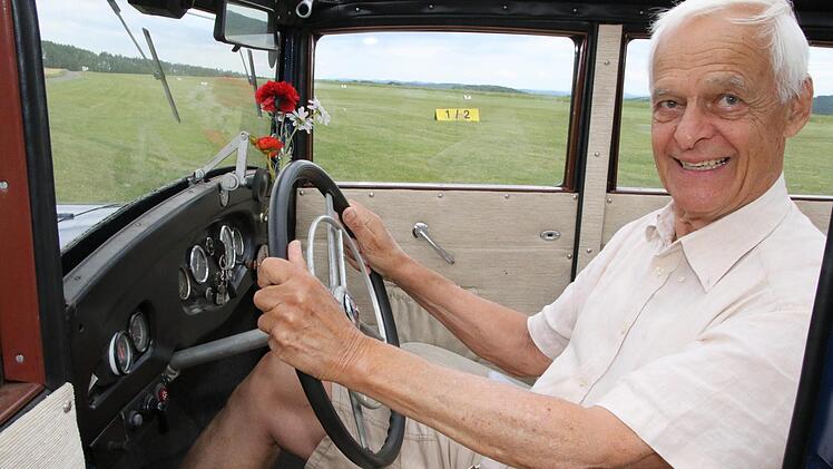 Sichtlich stolz sitzt Curt Heumann am Steuer seines Oldtimers.  Foto: Wolfgang Desombre