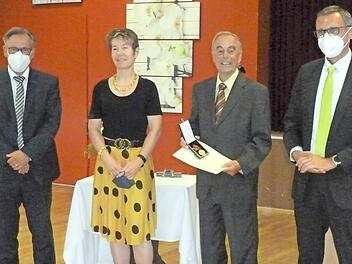 Johann Müller (Dritter von links) ist aus dem Röttenbacher Gemeindeleben nicht wegzudenken. Für sein Engagement wurde ihm jetzt die Verdienstmedaille verliehen. Im Bild von links: Landrat Alexander Tritthart, Ehefrau Susanne Müller und Bürgermeister Ludwig Wahl.