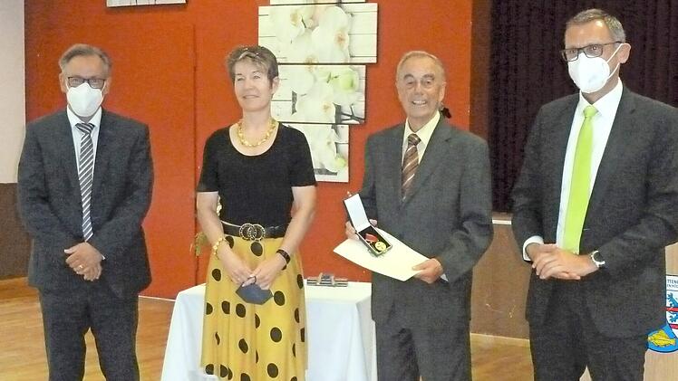 Johann Müller (Dritter von links) ist aus dem Röttenbacher Gemeindeleben nicht wegzudenken. Für sein Engagement wurde ihm jetzt die Verdienstmedaille verliehen. Im Bild von links: Landrat Alexander Tritthart, Ehefrau Susanne Müller und Bürgermeister Ludwig Wahl.