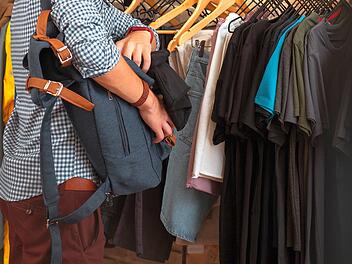 Mann klaut mit Rucksack in Bekleidungsgesch&auml;ft