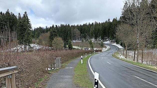 Kreisstra&szlig;e KC 18: Beginn des neuen Geh- und Radwegabschnittes in der N&auml;he des &Ouml;lschnitzsees
