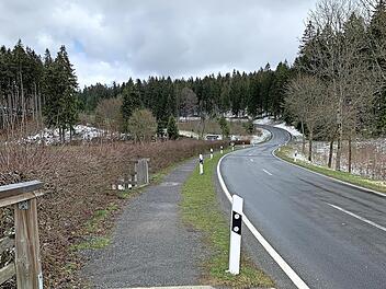 Kreisstraße KC 18: Beginn des neuen Geh- und Radwegabschnittes in der Nähe des Ölschnitzsees