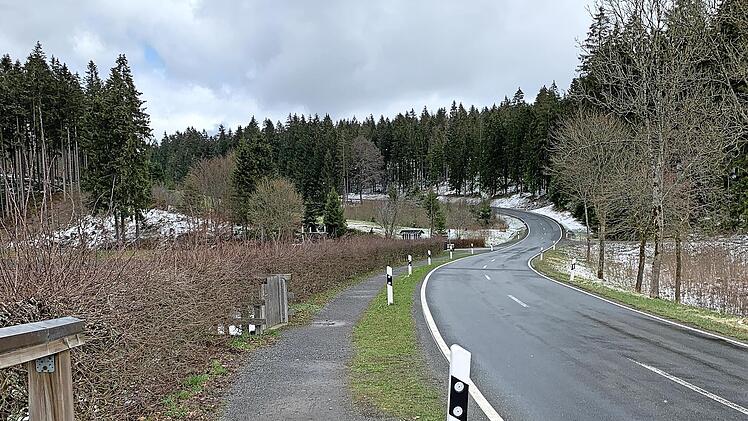 Kreisstraße KC 18: Beginn des neuen Geh- und Radwegabschnittes in der Nähe des Ölschnitzsees
