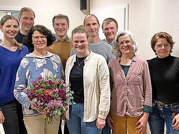 Der Vorstand des Kümmler Obst- und Gartenbauvereins mit neuem Ehrenmitglied: Linda Wagenhäuser, Michael Stromer, Ehrenmitglied Elvira Hornung, Anton Schatz, Anne Hornung, Reinhold Moritz, Thomas Hagel, Josefine Hornung, Regina Weiß (von links)