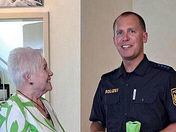Zum Abschluss bedankte sich Seniorenleiterin Edith Fuchs bei Polizeihauptmeister Schmidt f&uuml;r seinen interessanten und aufschlussreichen Vortrag.