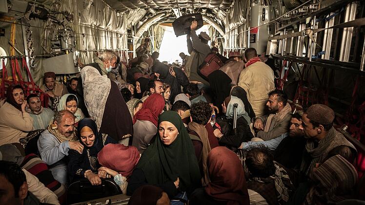 Sie haben geschafft, auf was zahlreiche weitere Afghanen hoffen: einen Platz in einem der Flugzeuge am Kabuler Flughafen zu bekommen, die sie au&szlig;er Landes und in Sicherheit bringen sollen.