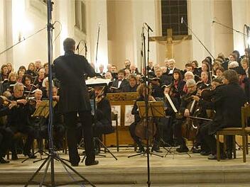 Dekanatskantor Carl Friedrich Meyer dirigiert das Orchester La Banda, Solisten und den Chor der Paul-Eber-Kantorei.  Foto: G. Bauer