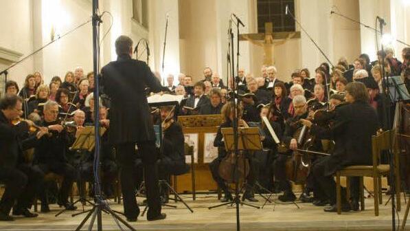 Dekanatskantor Carl Friedrich Meyer dirigiert das Orchester La Banda, Solisten und den Chor der Paul-Eber-Kantorei.  Foto: G. Bauer