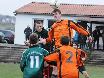 Turm in der Schlacht: Gauaschachs Pascal Weidner gegen den Schlimpfhofer Rafael Brand (hinten, links) Patrick Köth und Thorsten Weissenberger (rechts) sind nur Zuschauer. Foto: Hopf