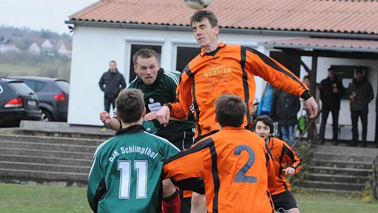 Turm in der Schlacht: Gauaschachs Pascal Weidner gegen den Schlimpfhofer Rafael Brand (hinten, links) Patrick Köth und Thorsten Weissenberger (rechts) sind nur Zuschauer. Foto: Hopf