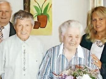 Das Jubelpaar mit dem stellvertretenden Landrat Johann Pfister (links) und Priesendorfs Bürgermeisterin Maria Beck Foto: p