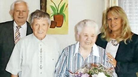 Das Jubelpaar mit dem stellvertretenden Landrat Johann Pfister (links) und Priesendorfs Bürgermeisterin Maria Beck Foto: p