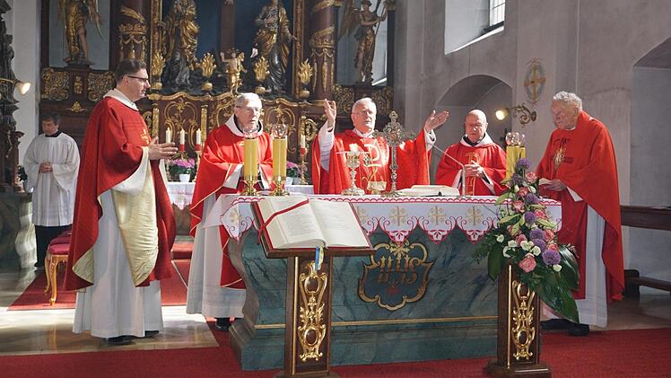 Das Kreuz wurde beim Hochfest Kreuzauffindung in der Prozession um die Klosterkirche getragen. Gefeiert wurde das Fest mit einem Pontifikalamt mit Bischof Friedhelm Hofmann.  Foto: Marion Eckert