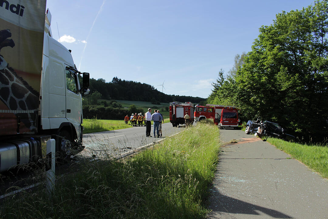 Schwerverletzter bei Frontalzusammensto§ - Autofahrer Ÿbersieht bei †berholmanšver entgegenkommenden Lkw