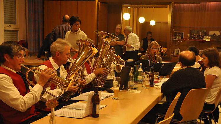 Nach zwei Bier macht das Musizieren noch mehr Spaß - das Wallfahrtsorchester beim gemütlichen Beisammensein.Foto: Peter Klopf