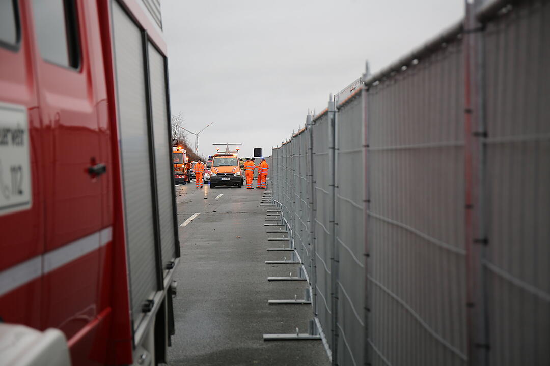 Unfall auf der A9: Familie mit Säugling schwer verletzt