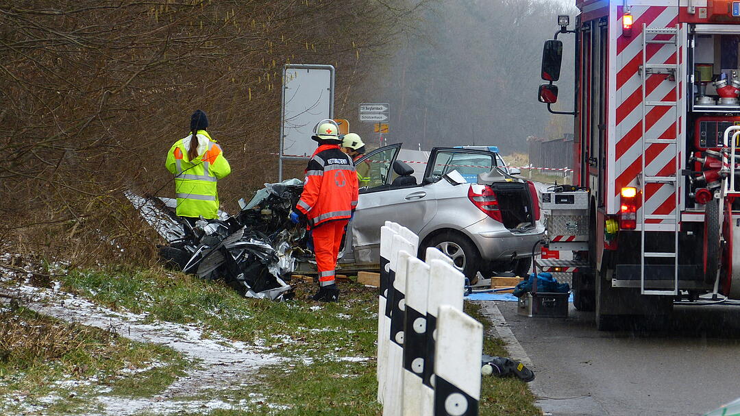 Unfall in Fürth: Auto kracht in Linienbus