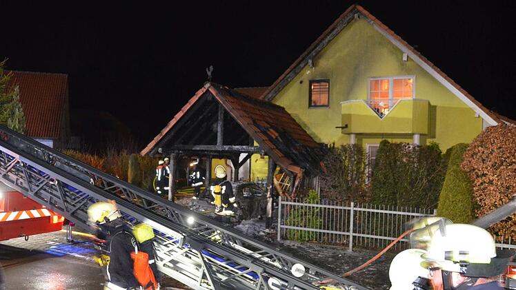 Mit rund zehn Fahrzeugen rückten am Montagabend die Feuerwehren und der Rettungsdienst zu einem Brand in Oerlenbach aus.  Foto: Peter Rauch