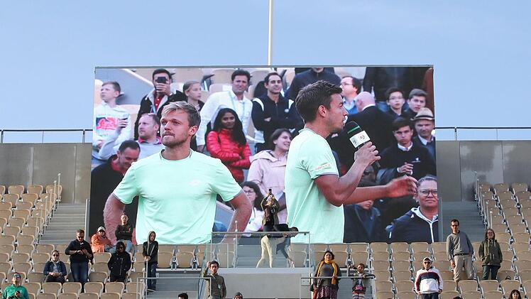Ungläubige Blicke von Kevin Krawietz (links) und Andreas Mies nach ihrem Finalsieg 2019 bei den French Open gegen Fabrice Martin und Jeremy Chardy. Das Doppel-Finale damals verfolgten knapp 10 000 Zuschauer in Paris, dieses Jahr werden es maximal 1000 sein.  Foto: Jürgen Hasenkopf
