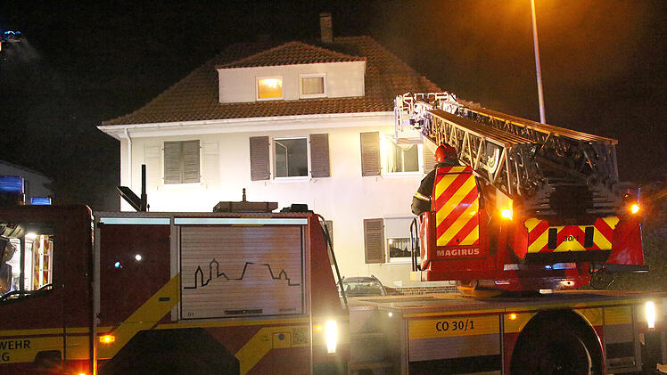 Feuer in Mehrfamilienhaus in Coburg