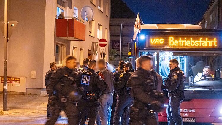 Festnahmen und Verletzte nach Massenschl&auml;gerei zwischen Fu&szlig;ballfans in N&uuml;rnberg