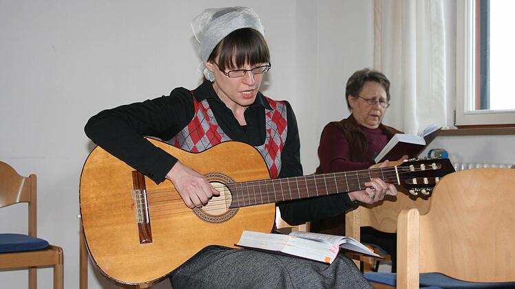 Tatjana Erhardt spielt Gitarre.