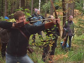 Philipp Funk aus Priesendorf visiert genau sein Ziel an, ehe er den Pfeil loslässt. Fotos: Alfred Thieret