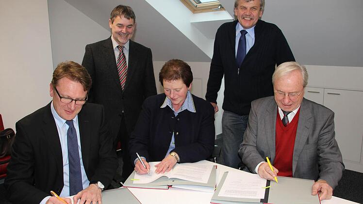 Für sie ist klar, es gibt keine Alternative: Werkleiter der FWO, Markus Rauh, Verbandsrat Gerhard Wunder, Vorsitzende der Frankenwaldgruppe, Petra Öhring, Verbandsrat Wolfgang Förtsch und Vorsitzender der FWO, Heinz Köhler. Foto: Veronika Schadeck