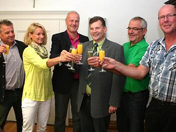 Im Kreise der Mitarbeiter wurde mit einem Gläschen Sekt auf das Jubiläum angestoßen. Von links: Jürgen Ganzmann, Doris Scharold, Bürgermeister Gerald Brehm, Georg Süß, Günter Brehm, Personalratsvorsitzender Wolfgang Glotz Foto: Evi Seeger