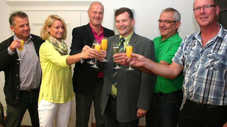Im Kreise der Mitarbeiter wurde mit einem Gläschen Sekt auf das Jubiläum angestoßen. Von links: Jürgen Ganzmann, Doris Scharold, Bürgermeister Gerald Brehm, Georg Süß, Günter Brehm, Personalratsvorsitzender Wolfgang Glotz Foto: Evi Seeger