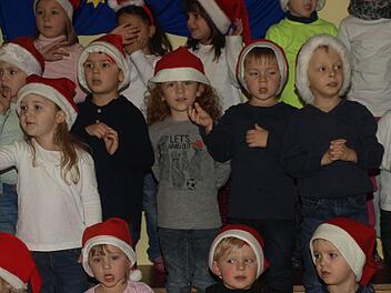 Mit Eifer trugen die Kinder adventliche Lieder vor. Für sie ist Singen eine Selbstverständlichkeit. Fotos: Stefan Geiger