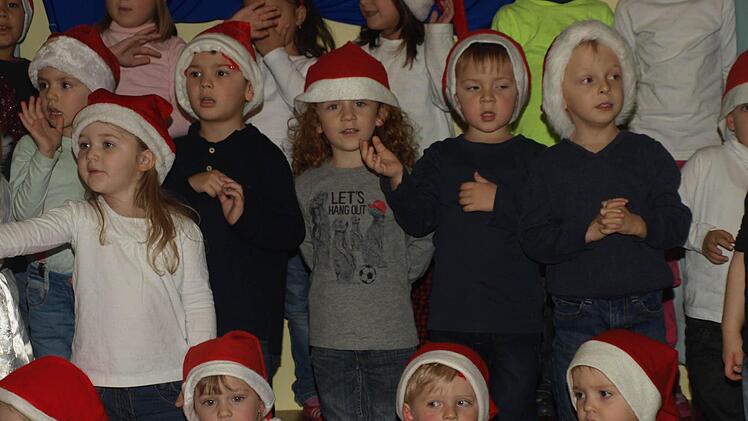 Mit Eifer trugen die Kinder adventliche Lieder vor. Für sie ist Singen eine Selbstverständlichkeit. Fotos: Stefan Geiger
