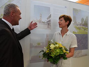 Oberbürgermeister Frank Rebhan mit Landschaftsarchitektin Ulrike Böhm aus Berlin. Der Entwurf ihres Büros bbzl aus Berlin wurde mit dem ersten Preis ausgezeichnet. Foto: Rainer Lutz