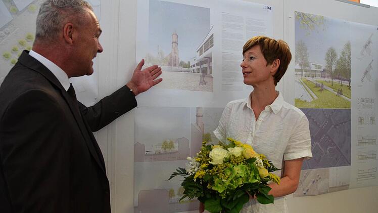Oberbürgermeister Frank Rebhan mit Landschaftsarchitektin Ulrike Böhm aus Berlin. Der Entwurf ihres Büros bbzl aus Berlin wurde mit dem ersten Preis ausgezeichnet. Foto: Rainer Lutz