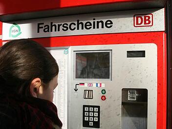 Bahnkarten, aber keine VGN-Tickets kann man am Kulmbacher Bahnhof kaufen. Die regionalen Busunternehmer sind gegen den Beitritt zum Verkehrsverbund Großraum Nürnberg. Foto: Archiv/dpa