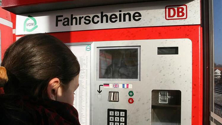 Bahnkarten, aber keine VGN-Tickets kann man am Kulmbacher Bahnhof kaufen. Die regionalen Busunternehmer sind gegen den Beitritt zum Verkehrsverbund Großraum Nürnberg. Foto: Archiv/dpa