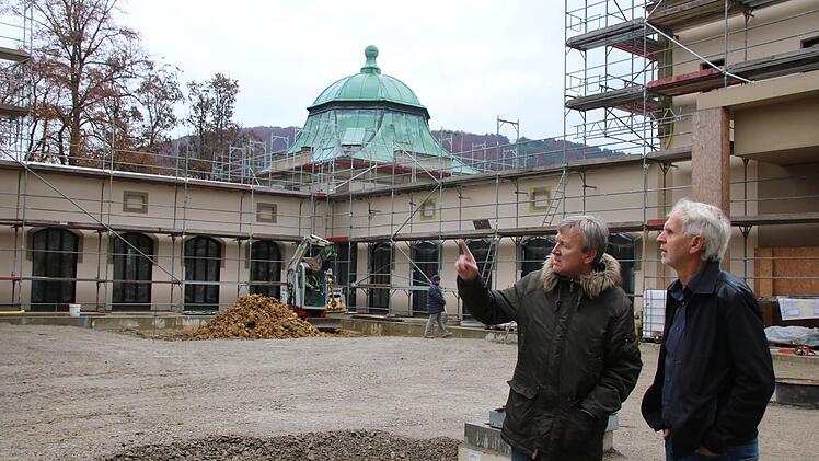 Planer Ralf Alsheimer und Erwin Full vom Staatlichen Bauamt besprechen Details im Innenhof des Luitpoldbades. Foto: Ralf Ruppert