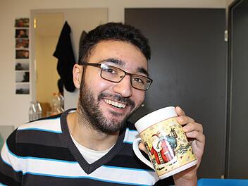 Ayman Shanana trinkt Erkältungstee aus der Weihnachtstasse. Ihm macht es nichts aus, in diesem Jahr mal allein zu feiern. Foto: Christian Lehmann