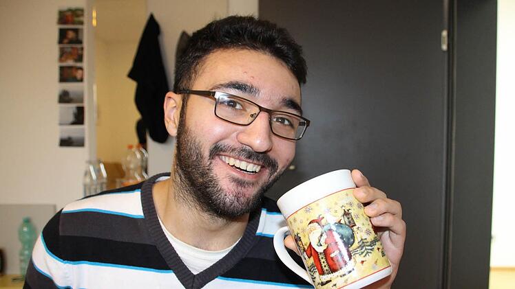 Ayman Shanana trinkt Erkältungstee aus der Weihnachtstasse. Ihm macht es nichts aus, in diesem Jahr mal allein zu feiern. Foto: Christian Lehmann