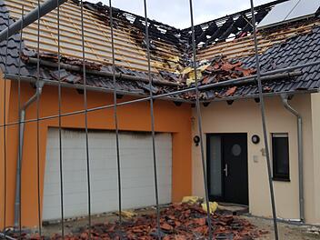 Ein von der Feuerwehr aufgestellter Bauzaun grenzt das Grundstück zur Straße "Hintere Schlossmauer" ab.  Kein Hindernis für manche Neugierige. Foto: Sabine Christofzik