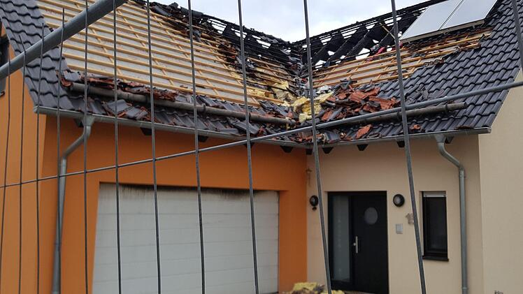Ein von der Feuerwehr aufgestellter Bauzaun grenzt das Grundstück zur Straße "Hintere Schlossmauer" ab.  Kein Hindernis für manche Neugierige. Foto: Sabine Christofzik