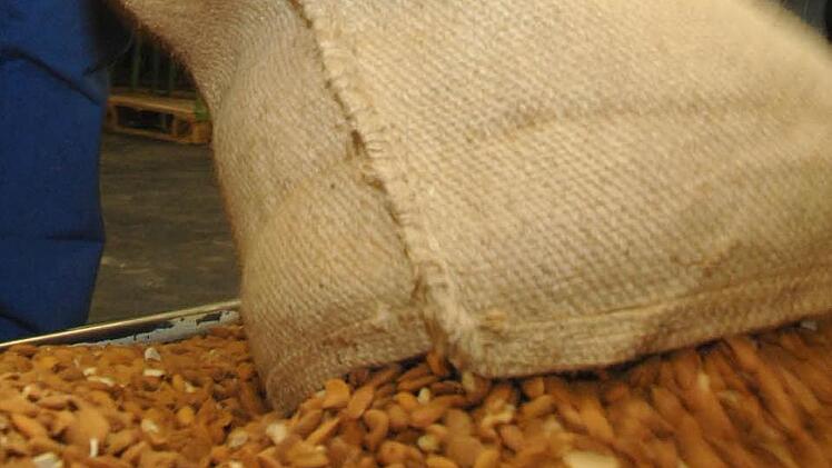 Kaufland ruft eine Charge Mandeln zurück: In dem Produkt wurden Salmonellen gefunden - vom Verzehr wird dringend abgeraten.   Symbolbild: Wolfgang Langenstrassen dpa