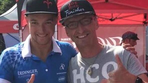 Als der Reitscher Thomas Geiger am Tag vor dem Rennen Andreas Dreitz bei seinem Radsponsor besuchte, sprang der Michelauer gleich heraus und wollte mit der "Legende von Roth" ein Selfie machen - zur Überraschung vieler Besucher, die Geiger nicht kannten. Foto: pr