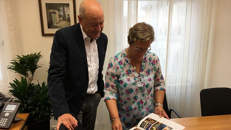 Verwaltungschef Heinrich  Baier und Jasmin Pfohlmann bei der VorbereitungFoto: Anette Schreiber